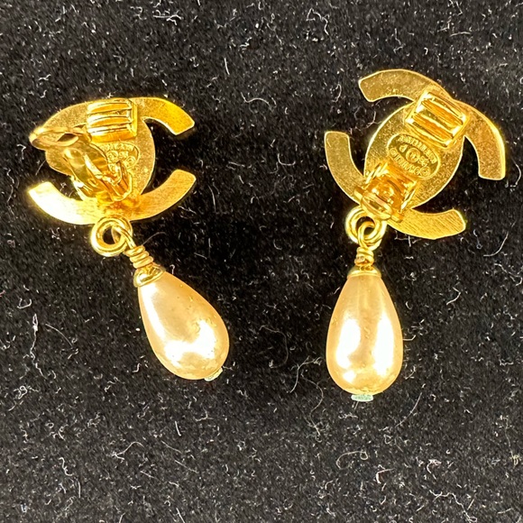 EA48 Chanel CC turn lock earrings pearl drop style - Picture 4 of 12